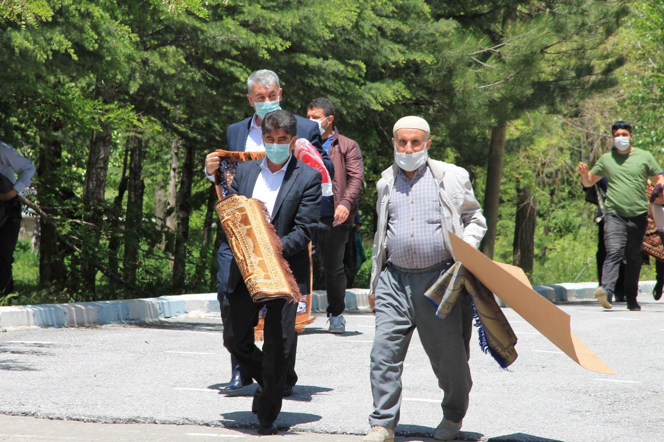 Bitlis’te 65 yaş üstü ve 18 yaş altı vatandaşların olmadığı ilk cuma namazı kılındı